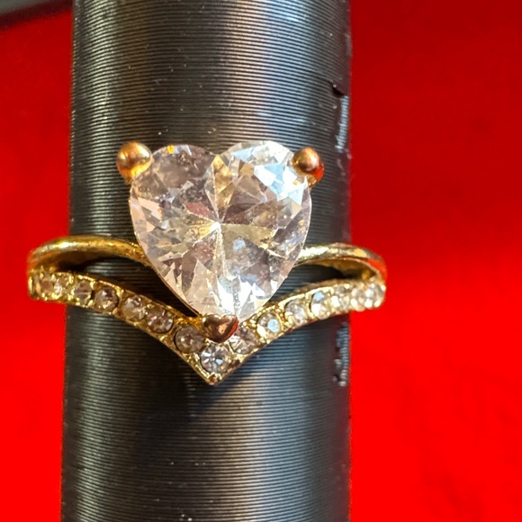 Elegant Gold and Silver Heart Ring - Picture 3 of 6